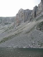 Lago di Pilato - Cliffs rising from the lake